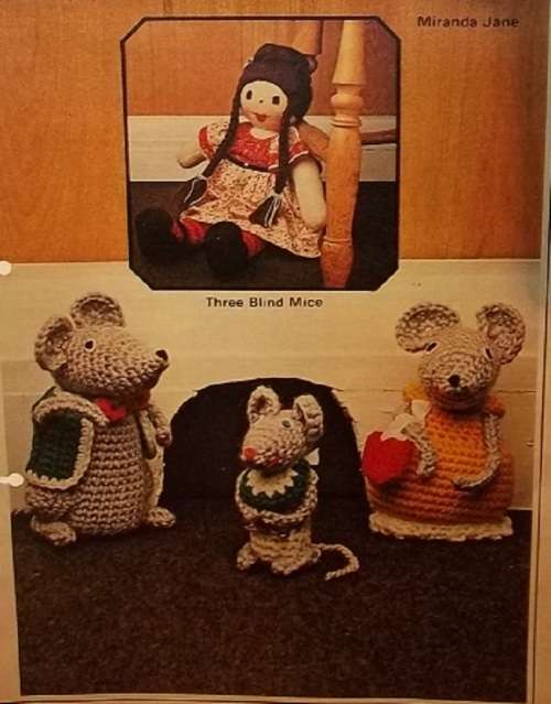 CUDDLY TOYS FOR CHRISTMAS - SUPPLEMENT LIVING AND LOVING MAGAZINE - PULL OUT PATTERNS TO KNIT & SEW