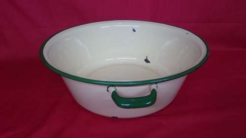 Enamel dish with handles