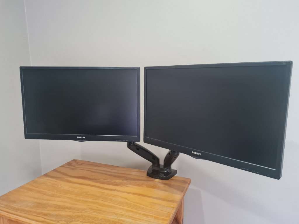 **MULTI MONITOR SETUP** - 2X 1080p screens with desk mount
