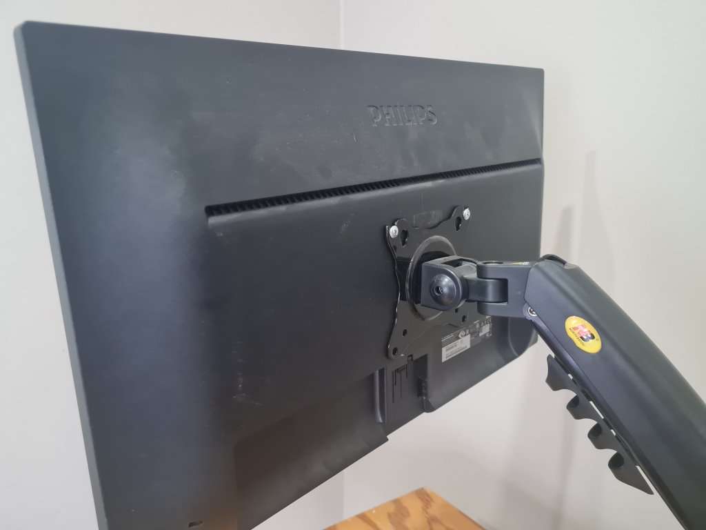 **MULTI MONITOR SETUP** - 2X 1080p screens with desk mount