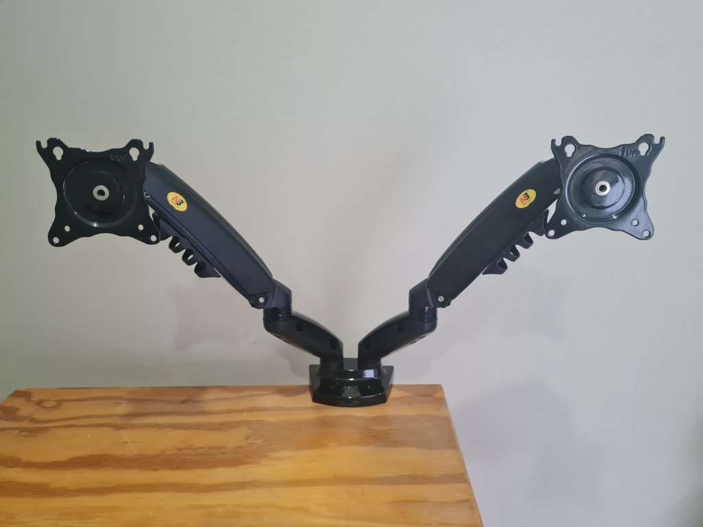 **MULTI MONITOR SETUP** - 2X 1080p screens with desk mount