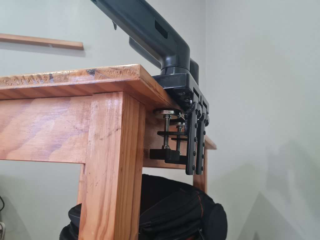 **MULTI MONITOR SETUP** - 2X 1080p screens with desk mount