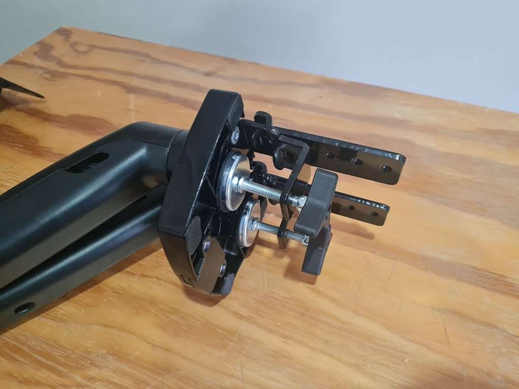 **MULTI MONITOR SETUP** - 2X 1080p screens with desk mount