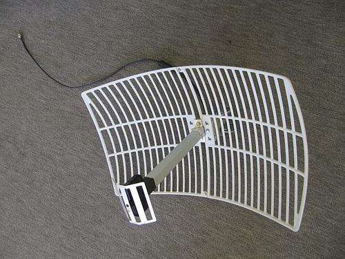 Various Outdoor 2.4Ghz Wireless LAN Antennas and Hardware (sold as one)