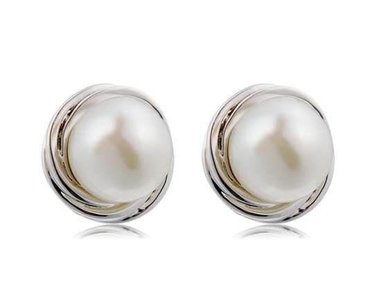 18K Gold plated alloy pearl decoration earrings.