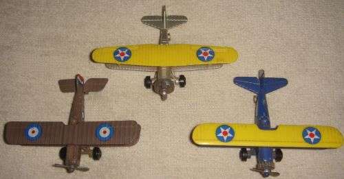 A COLLECTION OFF SMALL METAL AIRPLANES