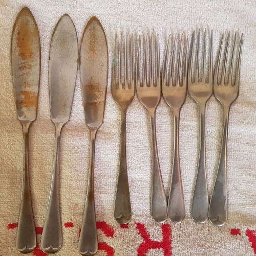 22 FORKS AND 9 KNIVES BIDDING PER ITEM TO TAKE ALL 31 PIECES