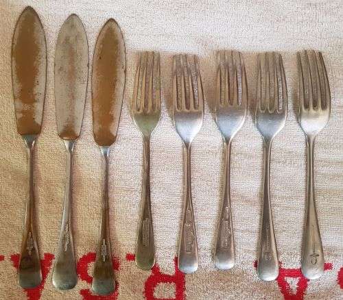 22 FORKS AND 9 KNIVES BIDDING PER ITEM TO TAKE ALL 31 PIECES