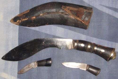 KUKRI GURKHA INDIAN FIGHTING KNIFE.AUTHENTIC ,COMPLETE WITH THE 2 SMALLER KNIVES!ORIGINAL SHEATH.