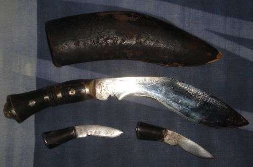 KUKRI GURKHA INDIAN FIGHTING KNIFE.AUTHENTIC ,COMPLETE WITH THE 2 SMALLER KNIVES!ORIGINAL SHEATH.