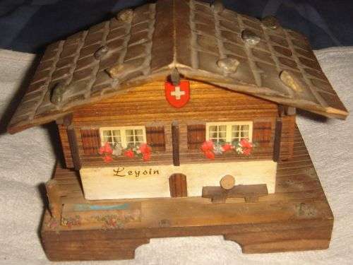 A ROMANTICA MUSICAL JEWELRY BOX IN WORKING ORDER