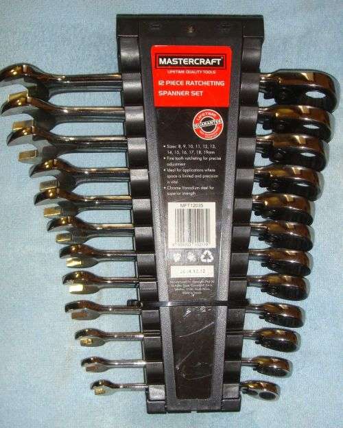 A BRAND NEW MASTERCRAFT 12 PIESE RATCHETING SPANNER SET