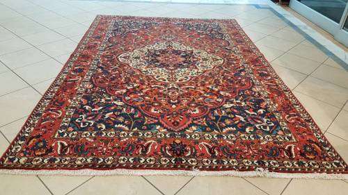 Persian Bakhtiary Carpet 310cm x 210cm hand knotted (with certificate)