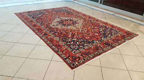 Persian Bakhtiary Carpet 310cm x 210cm hand knotted (with certificate)