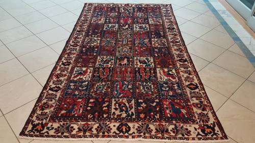 Persian bakhtiary Carpet 291cm x 160cm hand knotted (with certificate)