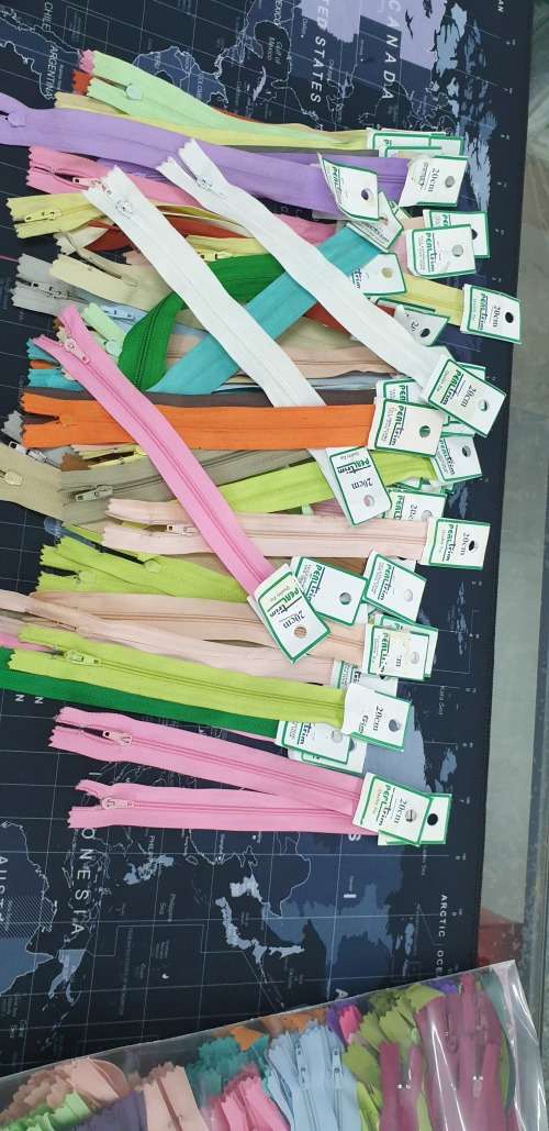 PARCEL OF ZIPS - 20cm. NEW ... 227 zips total