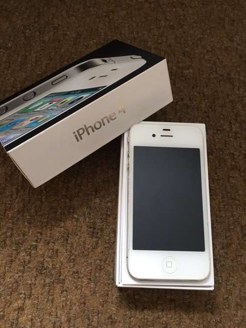 Apple iPhone 4S 64GB with Technika docking station and screen protector