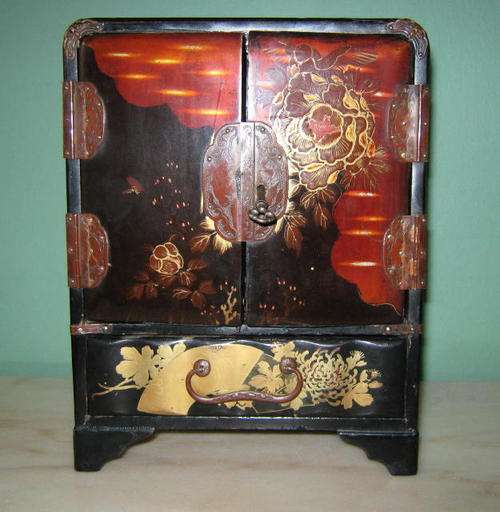 VINTAGE LACQUERED GEISHA MINIATURE CABINET