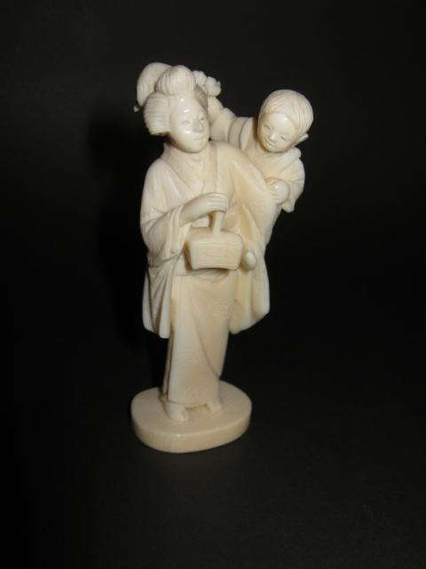 ANTIQUE JAPANESE IVORY OKIMONO OF A LADY AND SMALL CHILD: SIGNED