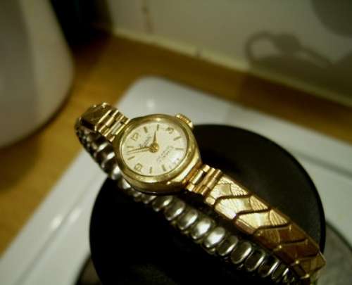 FABULOUS VINTAGE PETITE LADIES SWISS EVERITE WATCH