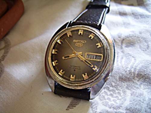 VINTAGE SEIKO 5 AUTOMATIC FOR PARTS OR REPAIR