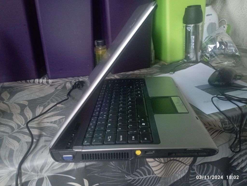 Acer Inspire 5050 14`/AMD Turion 2.2Ghz/4GB RAM/250GB Notebook W7 & Office