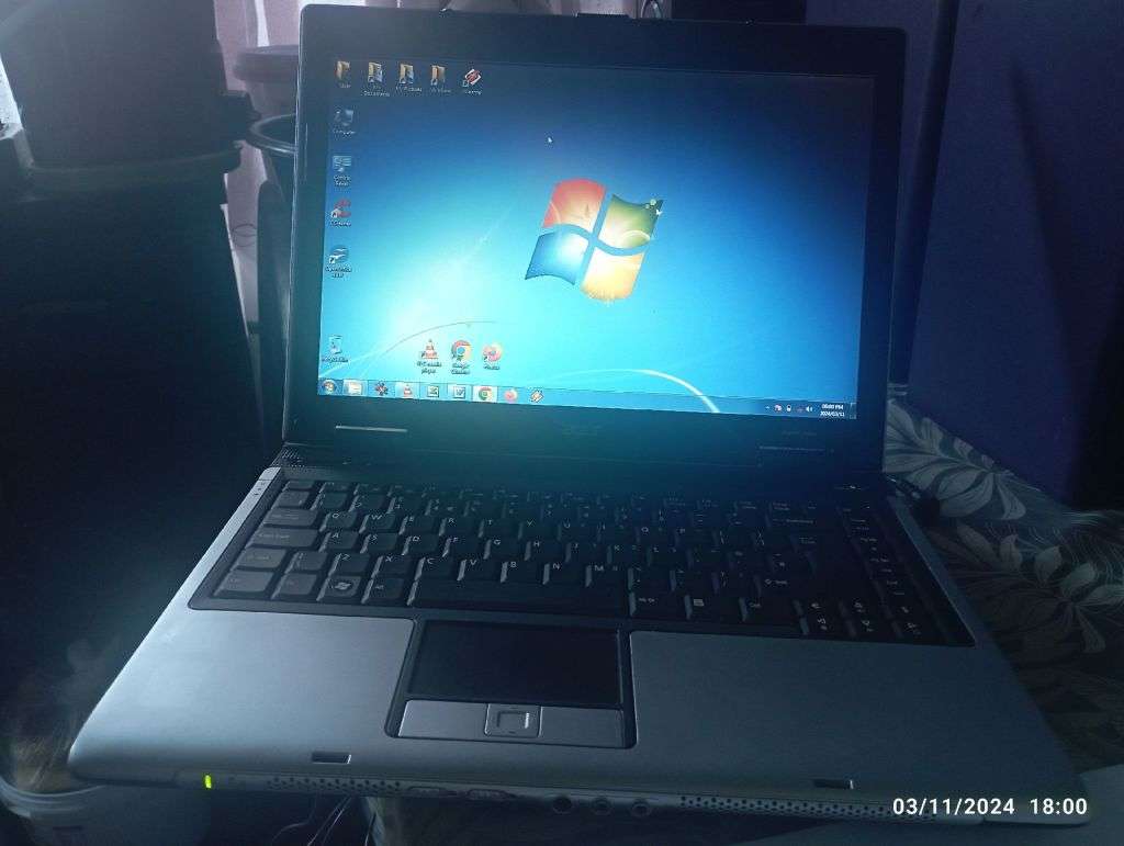 Acer Inspire 5050 14`/AMD Turion 2.2Ghz/4GB RAM/250GB Notebook W7 & Office