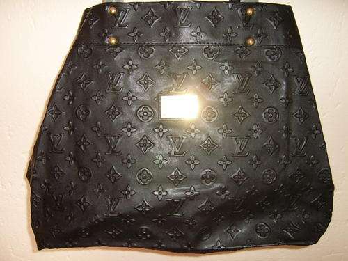 LARGE AND GORGEOUS LOUIS VUITTON BAG FOR LADIES...... :-)