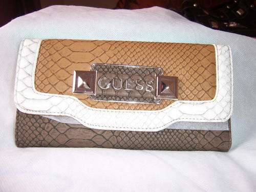 ********BRANDNEW GUESS PURSE ********
