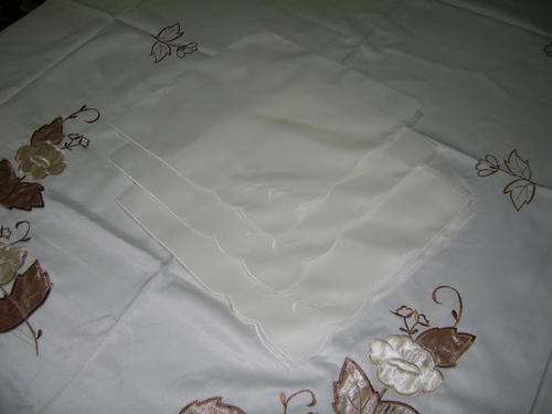 ****LOVELY TABLE CLOTH  ****** CREAM IN COLOR****6 SEATERS********