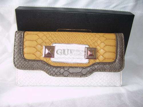 LOVELY GUESS PURSE