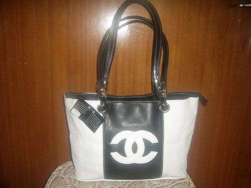 ELEGANT AND STUNNING CHANEL HAND BAG FOR LADIES