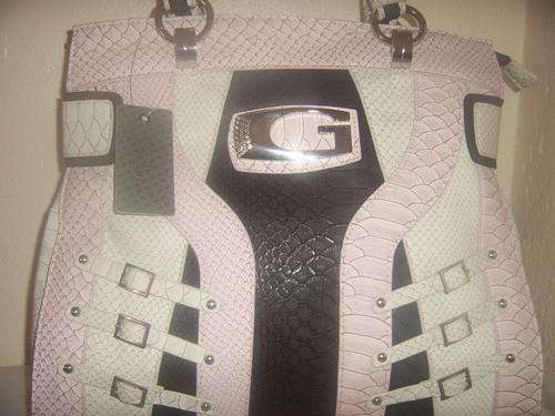 ***ELEGANT AND STUNNING GUESS HANDBAG****