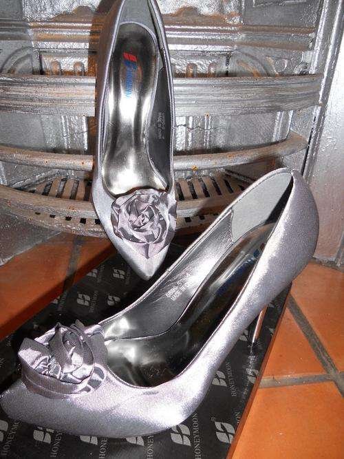 NEW LADIES GREY SATIN HEELS WITH ROSE DETAIL SIZE 4