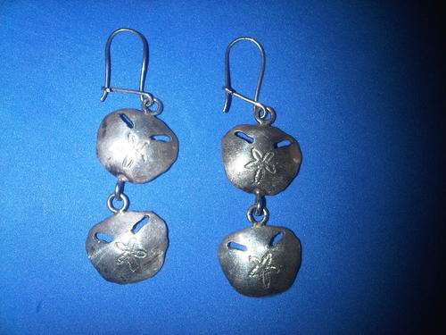 Beautiful 925 Silver Key Hole Sand Dollar Earings