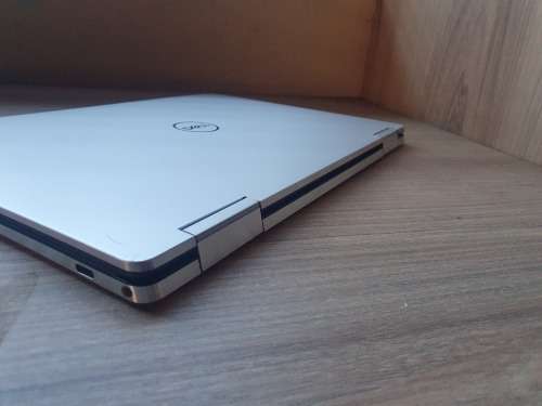 Dell XPS 13 7390 2-in-1 10th Gen Intel Core i7 + Free Laptop Bag