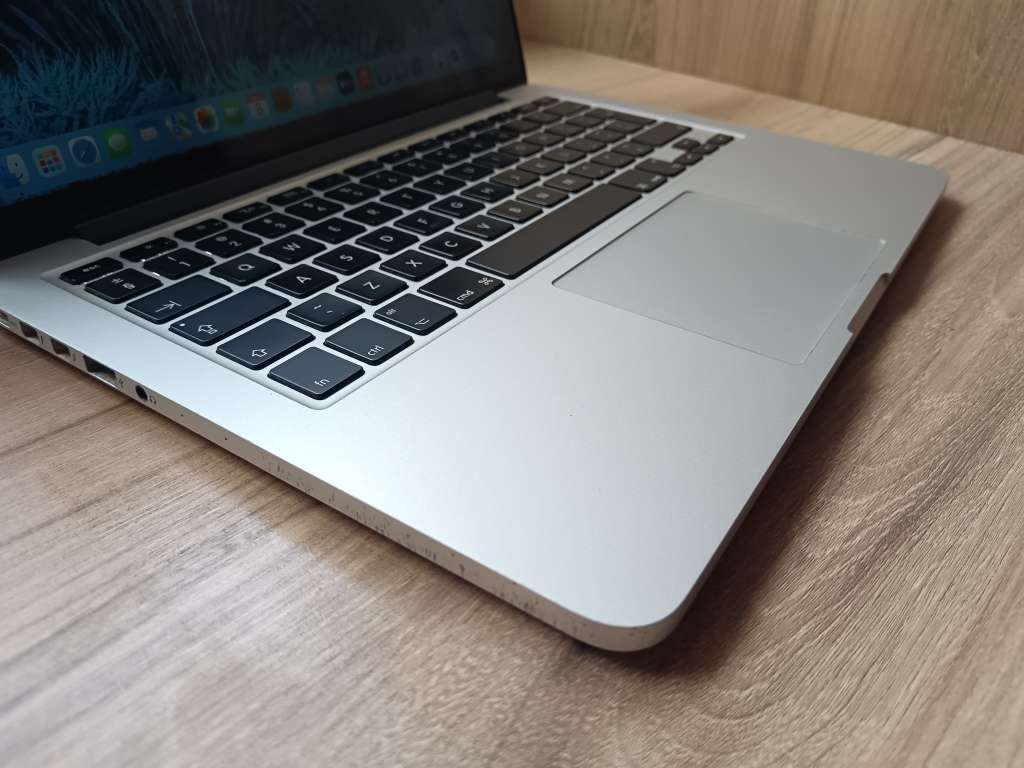 Macbook Pro (Retina 2015 13inch) + Free Laptop Bag