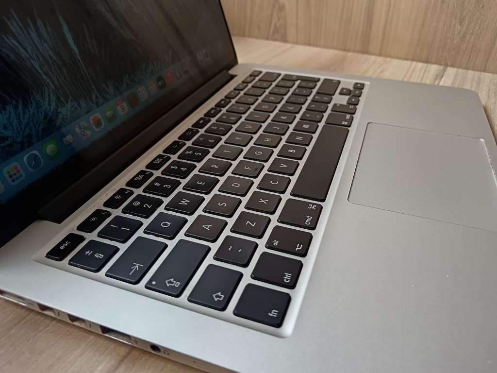 Macbook Pro (Retina 2015 13inch) + Free Laptop Bag