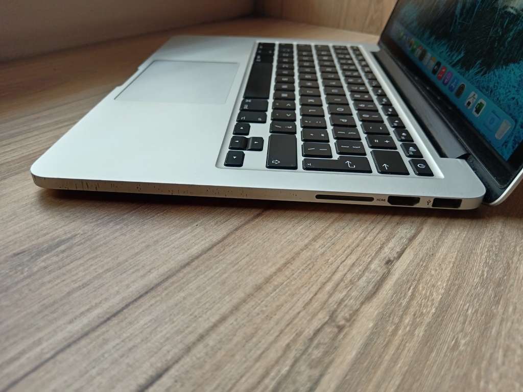 Macbook Pro (Retina 2015 13inch) + Free Laptop Bag