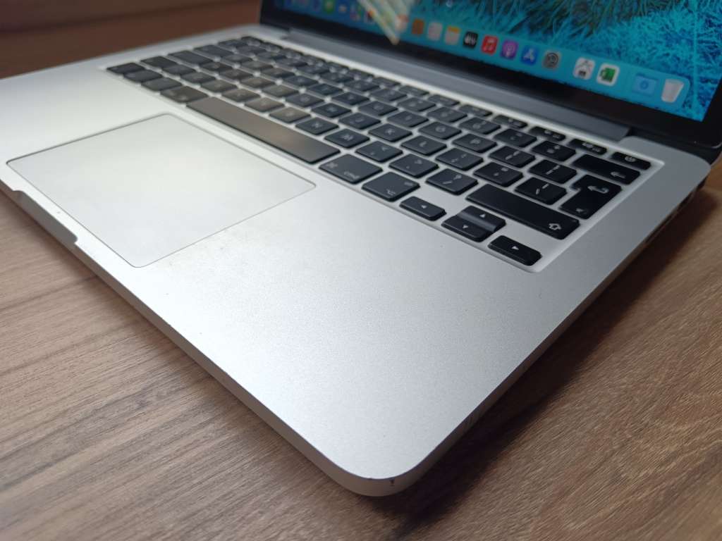Macbook Pro (Retina 2015 13inch) + Free Laptop Bag