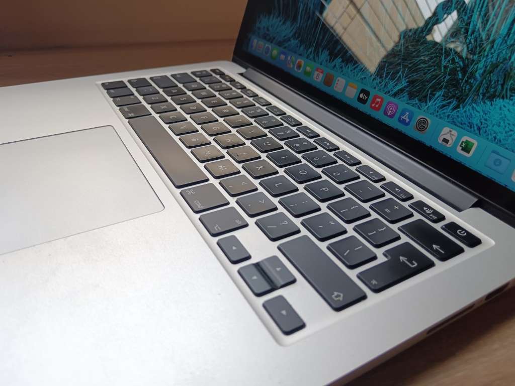 Macbook Pro (Retina 2015 13inch) + Free Laptop Bag