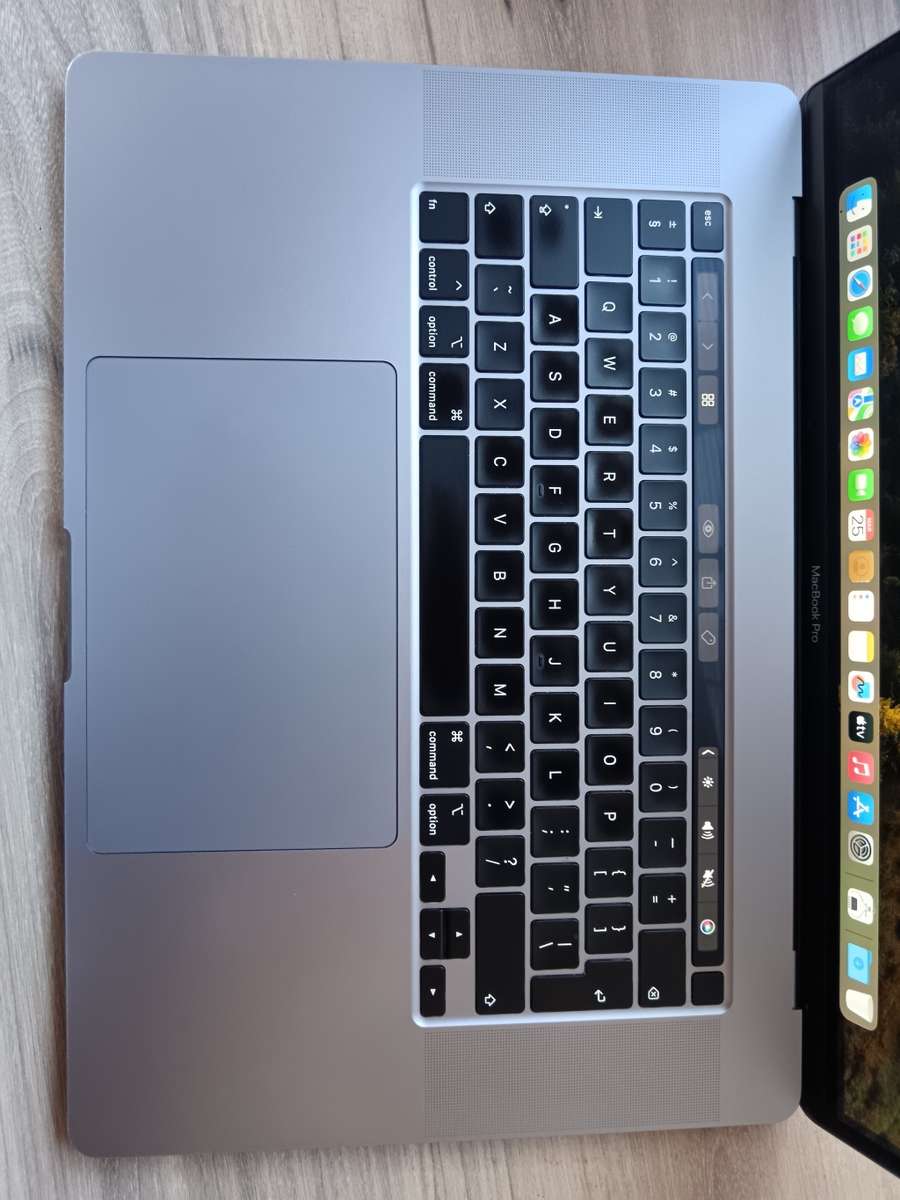 Macbook Pro 16-Inch 2019 Touch Bar 2.6GHz i7 16GB 512GB SSD + Free Laptop Bag