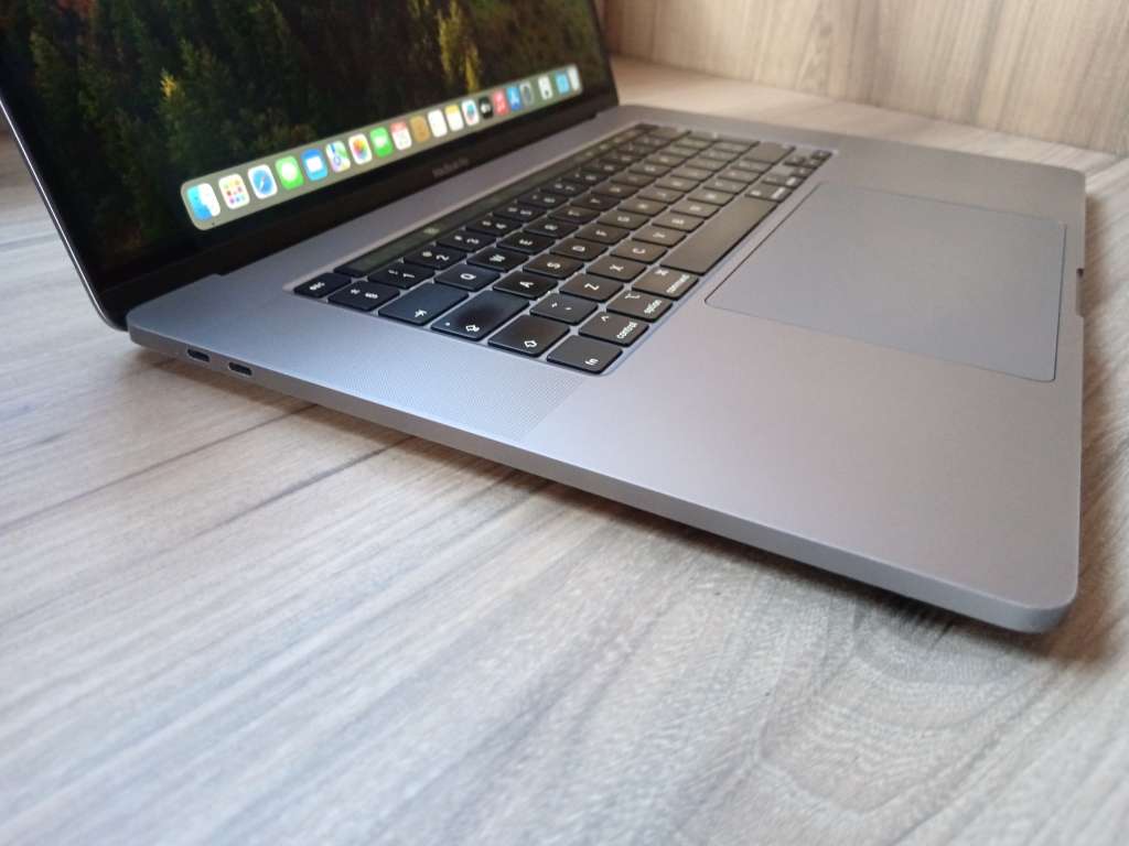 Macbook Pro 16-Inch 2019 Touch Bar 2.6GHz i7 16GB 512GB SSD + Free Laptop Bag