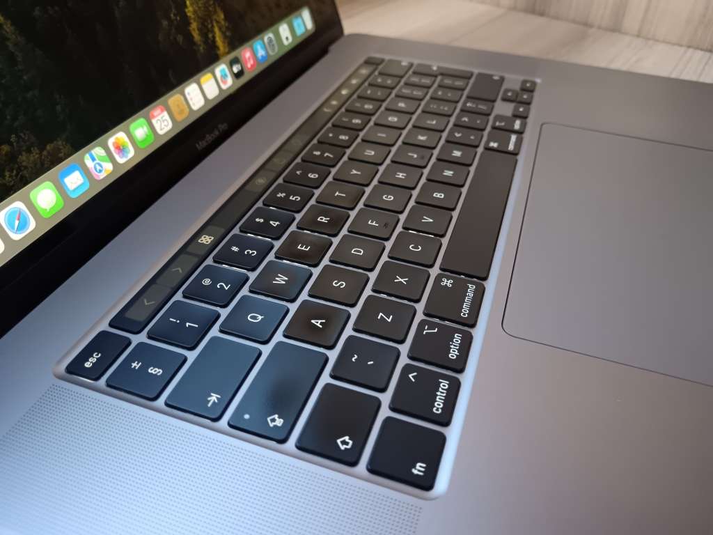 Macbook Pro 16-Inch 2019 Touch Bar 2.6GHz i7 16GB 512GB SSD + Free Laptop Bag