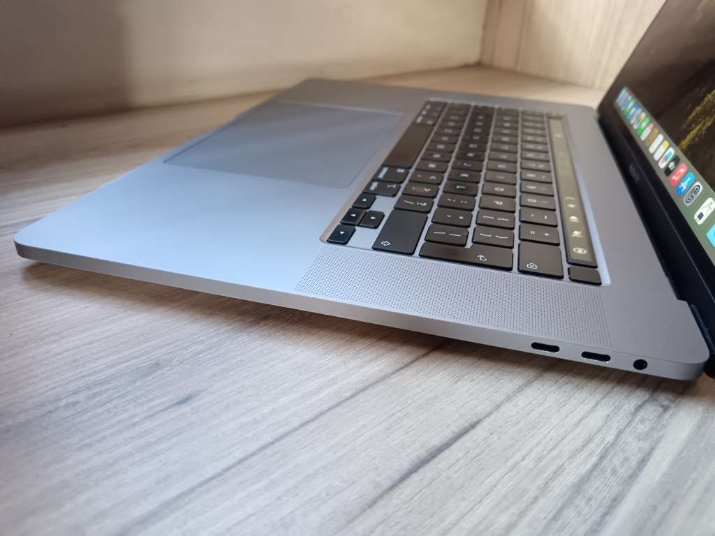 Macbook Pro 16-Inch 2019 Touch Bar 2.6GHz i7 16GB 512GB SSD + Free Laptop Bag