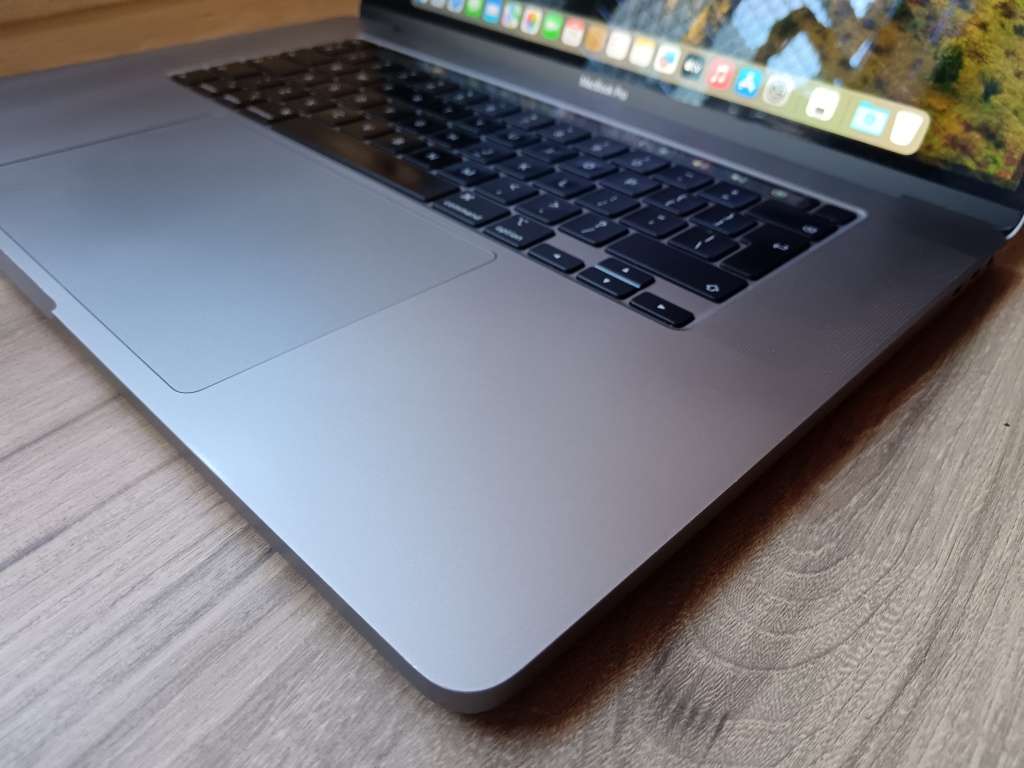 Macbook Pro 16-Inch 2019 Touch Bar 2.6GHz i7 16GB 512GB SSD + Free Laptop Bag