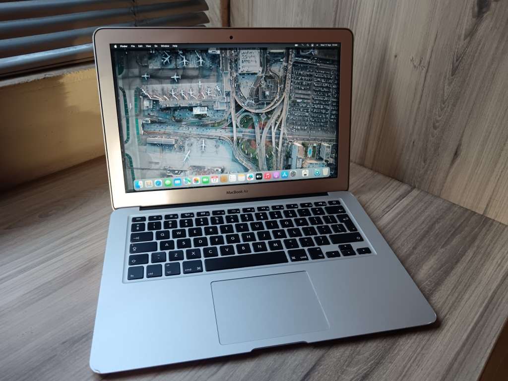 MacBook Air (13-inch, 2017) + Free Laptop Bag