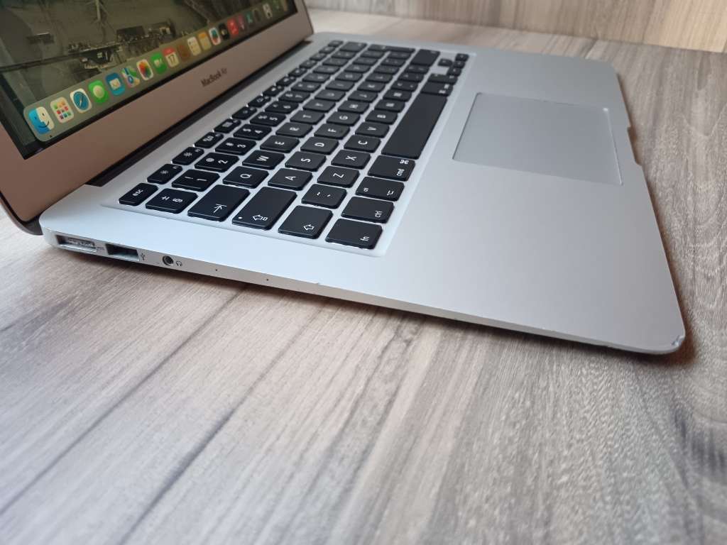MacBook Air (13-inch, 2017) + Free Laptop Bag