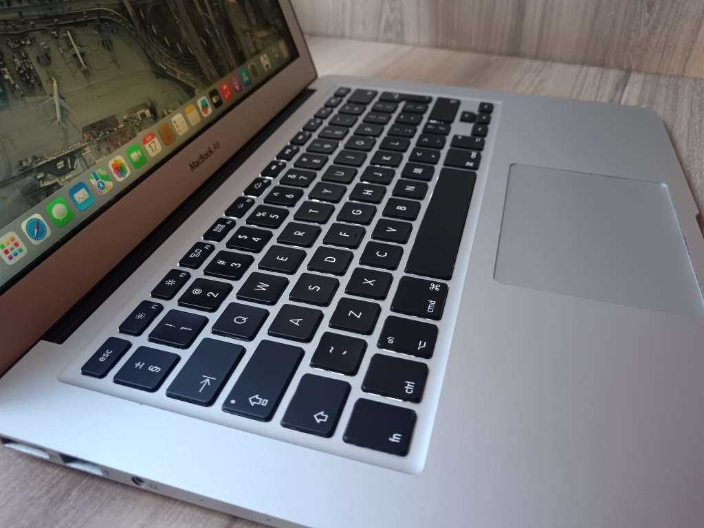 MacBook Air (13-inch, 2017) + Free Laptop Bag