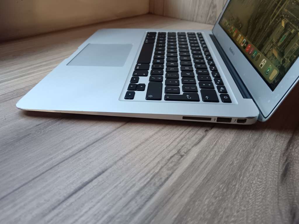 MacBook Air (13-inch, 2017) + Free Laptop Bag